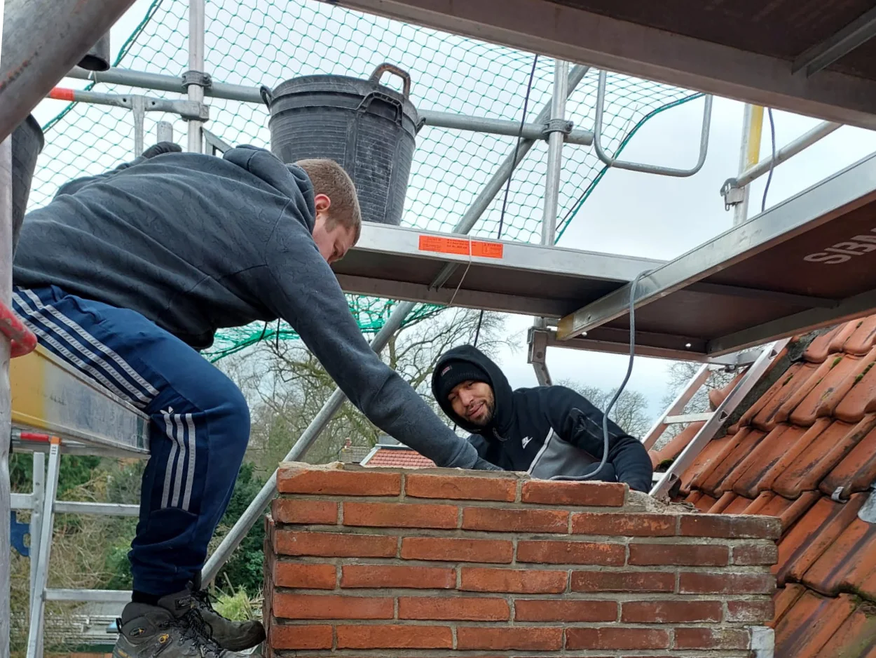Schoorsteen verwijderen - Jesse en Marlon close-up